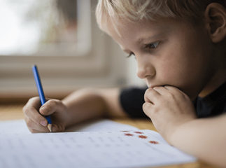 Enfant en train d'écrire